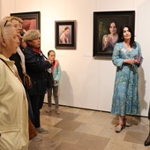 Po wystawie "Kobieta - współczesne artystki i artyści pamięci Anny Bilińskiej" oprowadzały (od prawej) Małgorzata Ziewiecka, jej kuratorka, i Ilona Pulnar-Ferdjani.