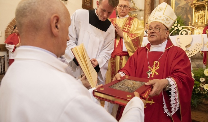 Mąż, ojciec, dziadek. Właśnie przyjął święcenia