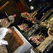 Akt oddania Matce Bożej przez tegorocznych maturzystów w kaplicy jasnogórskiej.