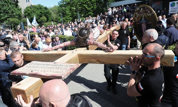 Kilka tysięcy osób przeszło ulicami Warszawy w pokutnej procesji różańcowej za Polskę
