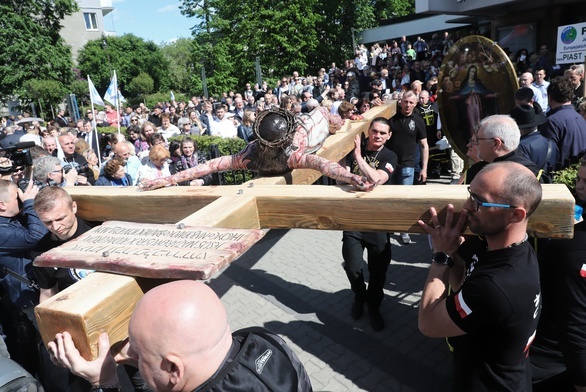 Kilka tysięcy osób przeszło ulicami Warszawy w pokutnej procesji różańcowej za Polskę