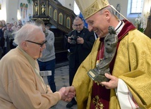 Nagrodę Marii Kośmińskiej-Wojtowicz wręczył bp Marek Solarczyk.