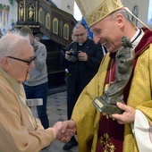 Nagrodę Marii Kośmińskiej-Wojtowicz wręczył bp Marek Solarczyk.
