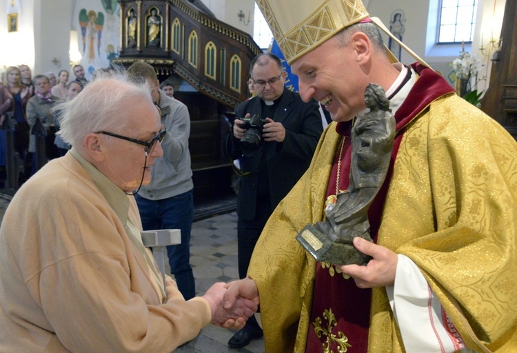 Nagrodę Marii Kośmińskiej-Wojtowicz wręczył bp Marek Solarczyk.