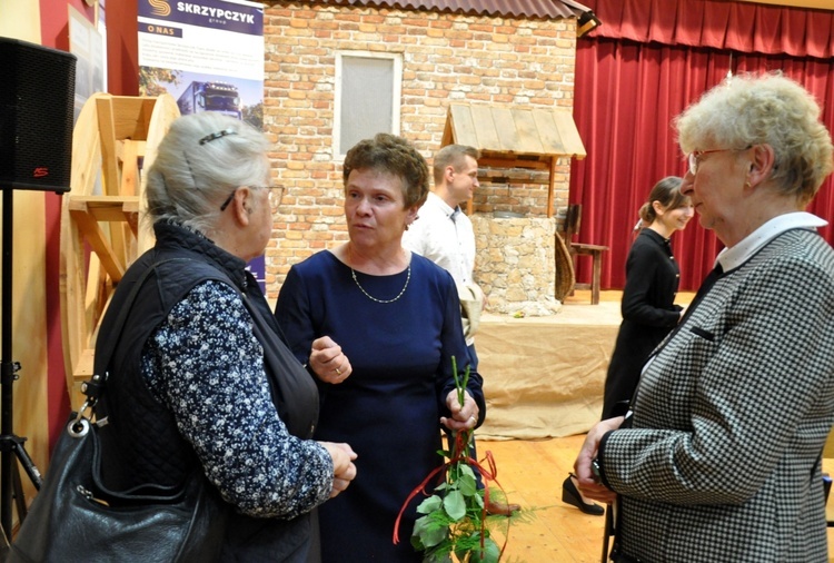 Spektakl Amatorskiego Zespołu Teatralnego "Tradycja" z Rozmierzy