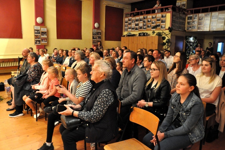 Spektakl Amatorskiego Zespołu Teatralnego "Tradycja" z Rozmierzy