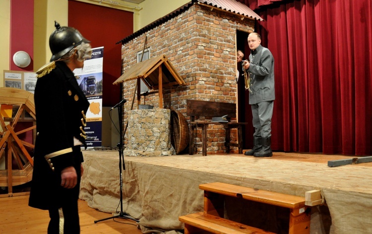 Spektakl Amatorskiego Zespołu Teatralnego "Tradycja" z Rozmierzy