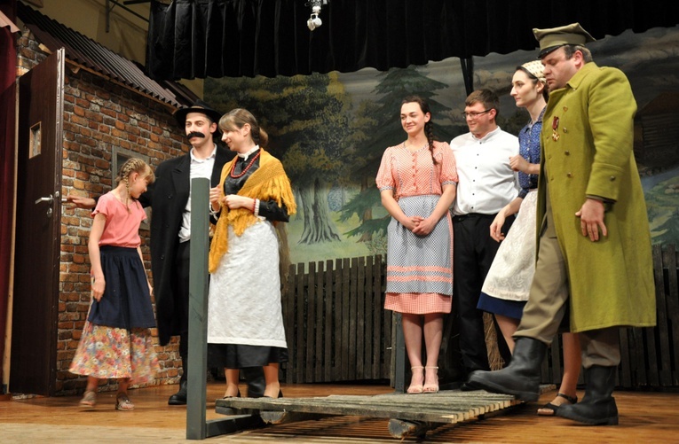 Spektakl Amatorskiego Zespołu Teatralnego "Tradycja" z Rozmierzy
