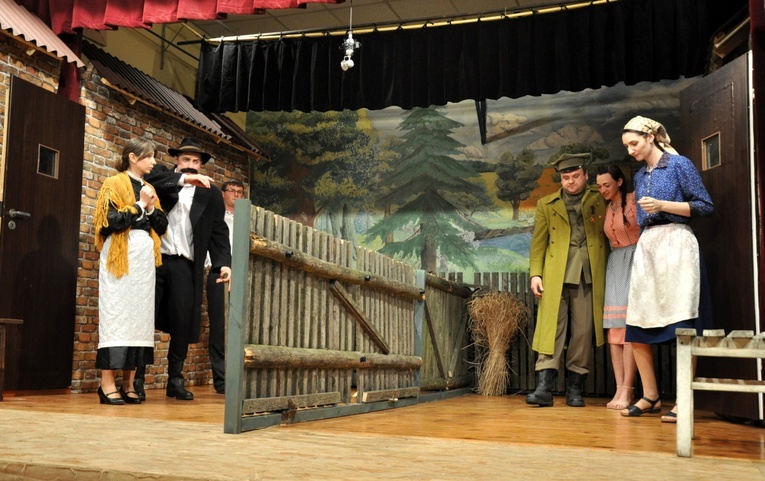 Spektakl Amatorskiego Zespołu Teatralnego "Tradycja" z Rozmierzy
