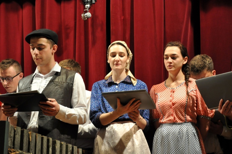 Spektakl Amatorskiego Zespołu Teatralnego "Tradycja" z Rozmierzy