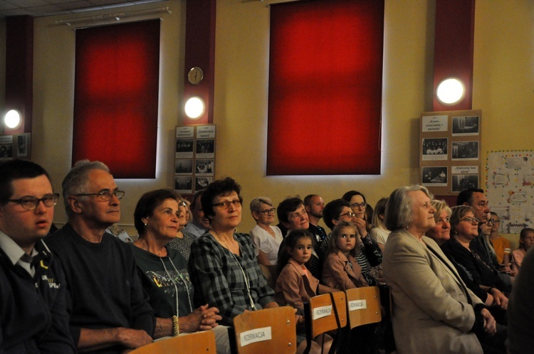 Spektakl Amatorskiego Zespołu Teatralnego "Tradycja" z Rozmierzy