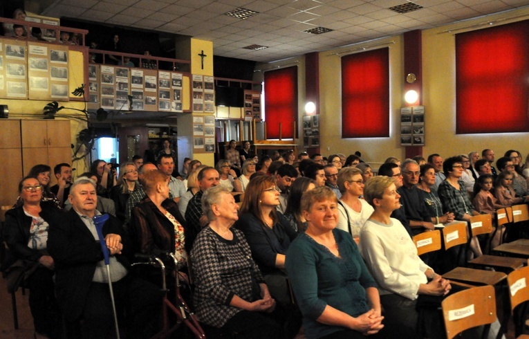 Spektakl Amatorskiego Zespołu Teatralnego "Tradycja" z Rozmierzy