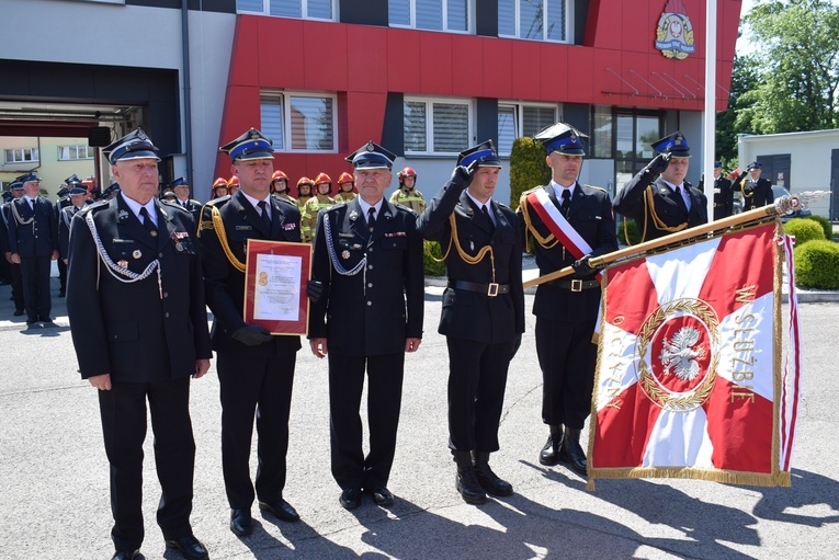 Obchody Dnia Strażaka przed Komendą Powiatową Straży Pożarnej w Sandomierzu.