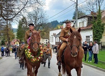 	Na czele defilady Marek Snaczke (z lewej) i Łukasz Lewandowski.