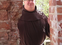 Ojciec Dawid w murach dawnej furty klasztornej.