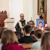 Zgromadzeni w świątyni modlili się przy relikwiach błogosławionego, wysłuchali konferencji, trwali na adoracji Najświętszego Sakramentu i uczestniczyli w Mszy św.