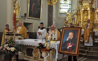 Msza św. rozpoczęła się przyjęciem relikwii bł. Stefana Wyszyńskiego.