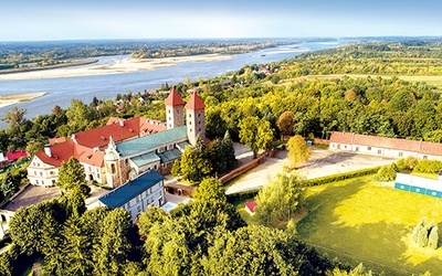 Widok na czerwińskie opactwo i Wisłę zachwyca.