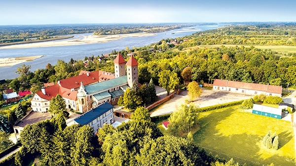 Widok na czerwińskie opactwo i Wisłę zachwyca.