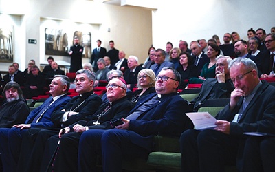 ▲	W spotkaniu uczestniczyli m.in. biskupi, reprezentanci uczelni, studenci oraz inni zainteresowani tematyką.