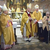 Laureatka zapewnia, że ma w sobie dość sił, by nadal działać. Na zdjęciu z proboszczem parafii św. Jana ks. Mirosławem Nowakiem oraz biskupami radomskimi. 