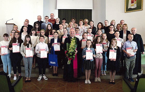 Uczestnicy, opiekunowie i organizatorzy stanęli do wspólnej fotografii z bp. Markiem Solarczykiem.