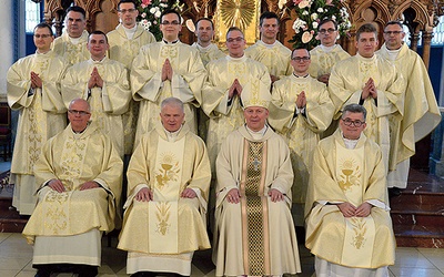Nowo wyświęceni z biskupem oraz zarządem seminarium z lat ich formacji.