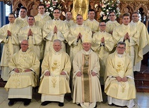 Nowo wyświęceni z biskupem oraz zarządem seminarium z lat ich formacji.