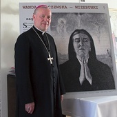 Biskup Piotr Turzyński przy jednej z plansz wystawy o radomskiej mistyczce. To wizerunek namalowany przez Wlastimila Hofmana.