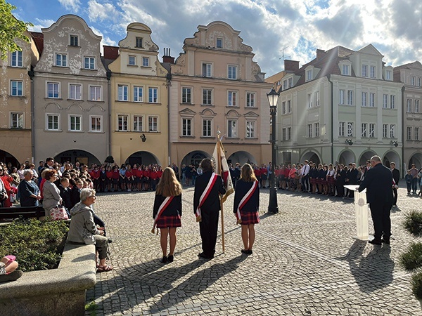 ▲	Umiejscowienie wydarzenia na pl. Ratuszowym podkreślało jej związki ze stolicą Karkonoszy.
