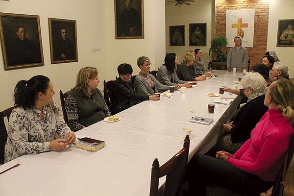 ▲	Jedno ze spotkań kobiet w domu sióstr magdalenek w Lubaniu.