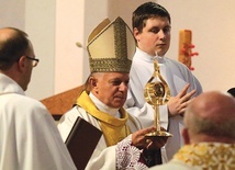 ▲	Metropolita Lwowa przed rokiem przywiózł relikwie Ojca Świętego do miasta.