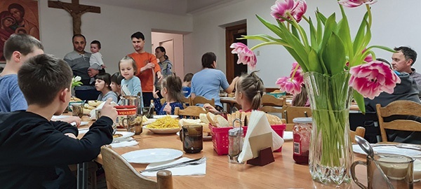  ◄ Wspólny stół jednoczy uchodźców i wolontariuszy, którzy przyjeżdżają tutaj,  by służyć pomocą.