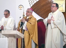 Biskup w asyście ks. Stanisława Wójcika (po lewej) i ks. Marka Babuśki.