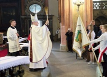 Moment poświęcenia przyniesionej przez młodzież chorągwi.