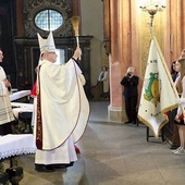 Moment poświęcenia przyniesionej przez młodzież chorągwi.