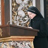 Prezentka podczas czytania w czasie tegorocznej Wigilii Paschalnej w katedrze.