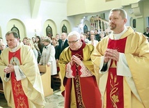 Jubilaci: ks. Józef Kasiński (w środku), ks. Krzysztof Mikołajczyk (z prawej) i ks. Tomasz Sowa, proboszcz.