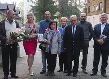 Autorka z członkami rodzin góralek ze Szczawnicy i Haliną Mastalską, która przyłożyła „Boży palec” do opowiedzenia historii o matce i córce z rodu Zachwiejów.