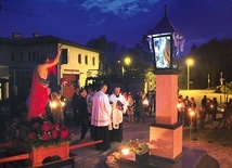 Poświęcenie kapliczki Matki Bożej, która stanęła w wyjątkowym miejscu.