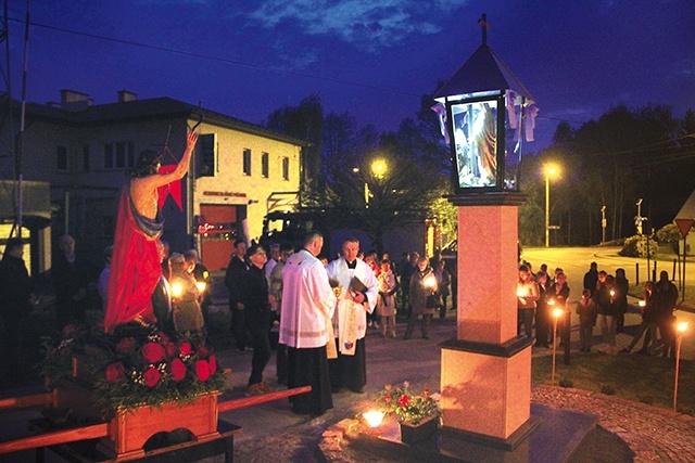 Poświęcenie kapliczki Matki Bożej, która stanęła w wyjątkowym miejscu.