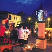 Poświęcenie kapliczki Matki Bożej, która stanęła w wyjątkowym miejscu.