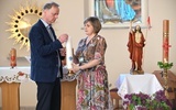 Para diecezjalna Małgorzata i Krzysztof Jaśkowiakowie odpalający świecę, symbol obecności Chrystusa na spotkaniu.