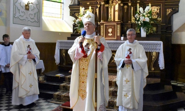 Uroczystości przewodniczył bp Piotr Turzyński. Z prawej ks. Marek Fituch, z lewej ks. Wiesław Kudła.