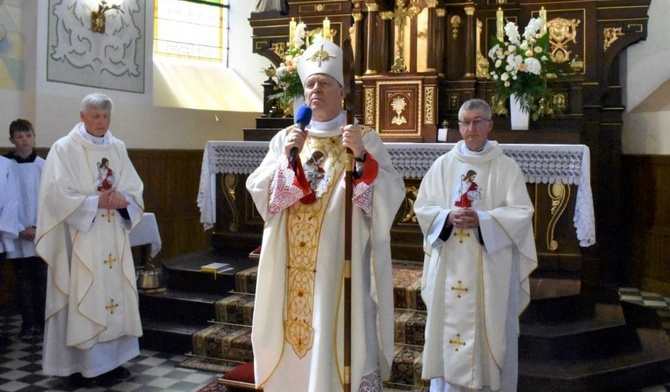 Uroczystości przewodniczył bp Piotr Turzyński. Z prawej ks. Marek Fituch, z lewej ks. Wiesław Kudła.