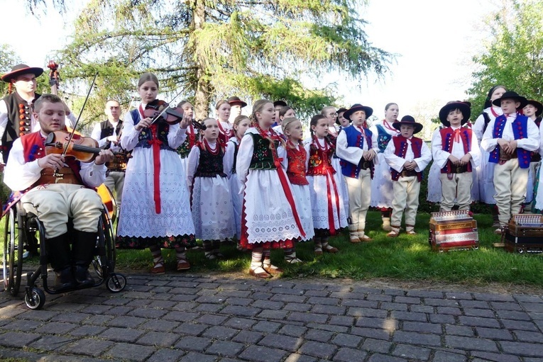 Dziękczynny koncert "Małego Haśnika" z Żabnicy dla Matki Bożej w Leśnej