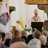 W homilii abp Tadeusz Wojda przypomniał, że w posługę strażacką bardzo mocno wpisana jest miłość do bliźniego.