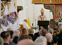 W homilii abp Tadeusz Wojda przypomniał, że w posługę strażacką bardzo mocno wpisana jest miłość do bliźniego.