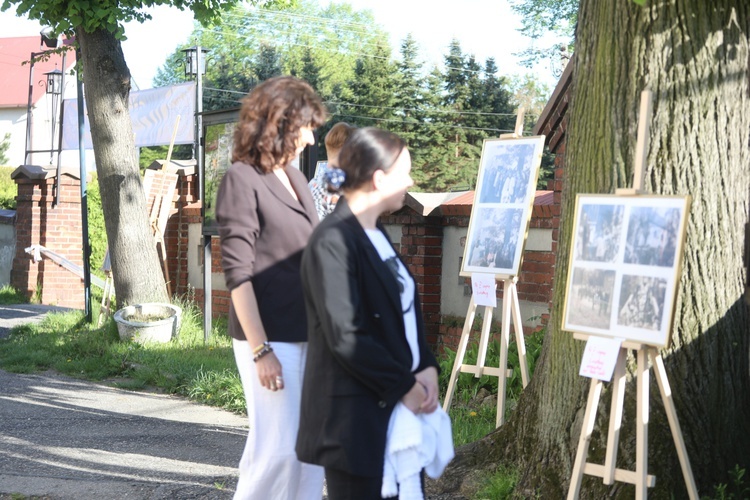 Wystawa starych fotografii przypomniała kościelne wydarzenia minionego wieku.