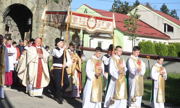 Jubileuszowa procesja wokół kościoła.